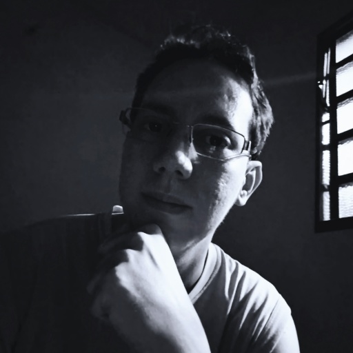 Retrato em preto e branco do autor Willian Quirino