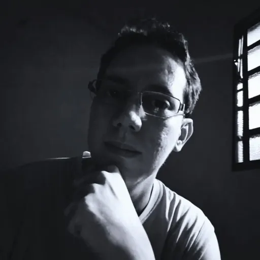 Retrato em preto e branco do autor Willian Quirino